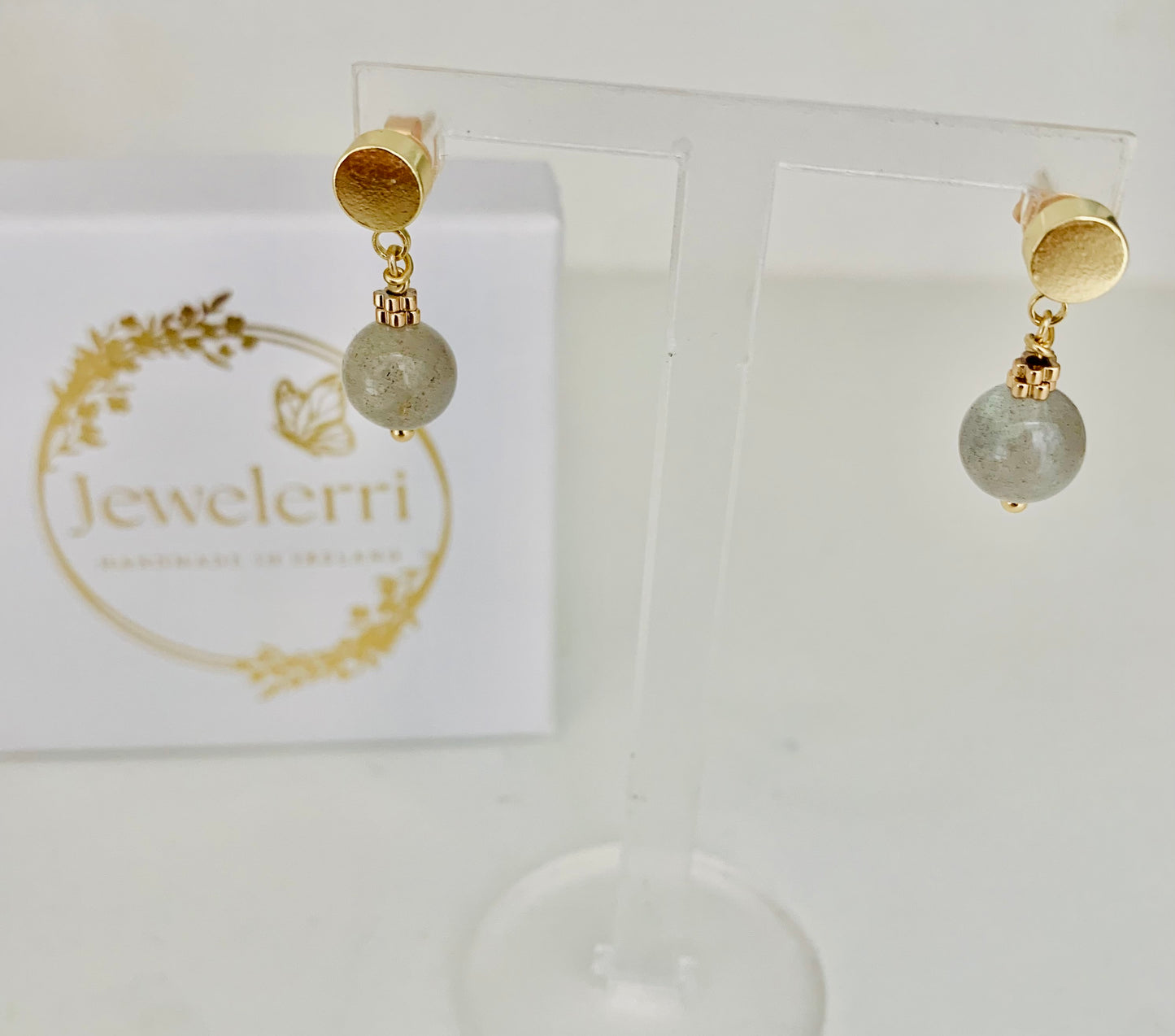 Gold stud daisy grey