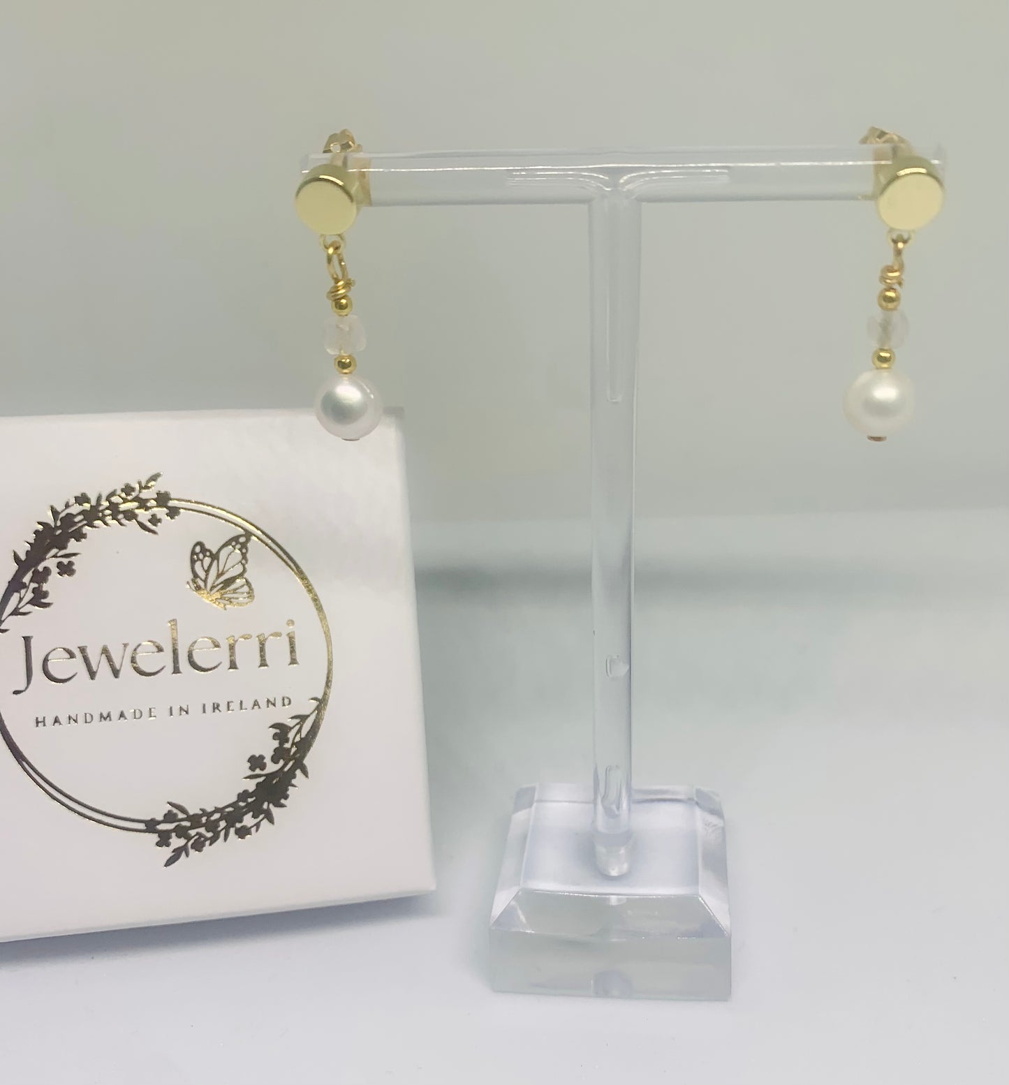 Petit stud Pearl moonstone